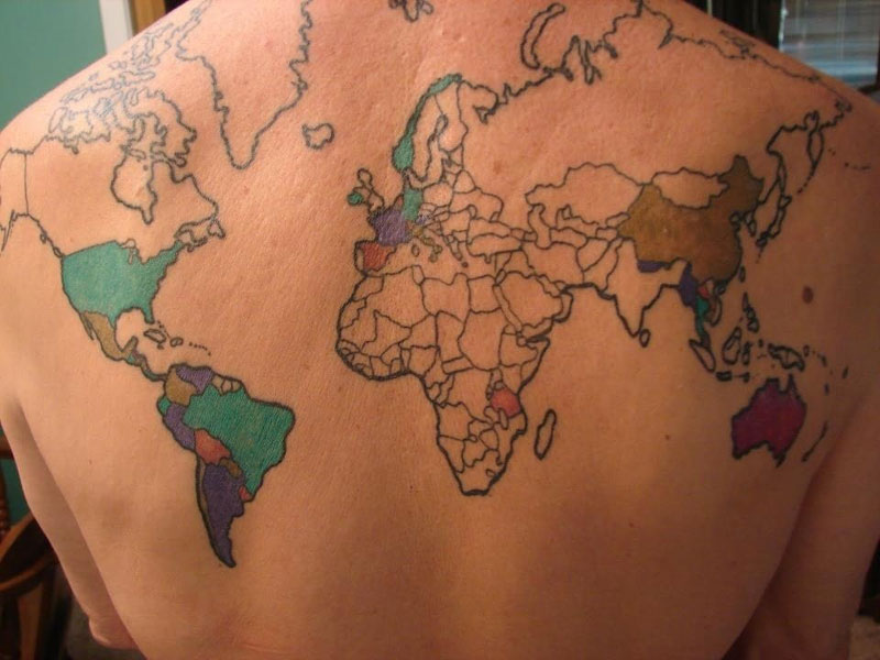 tatuaje del mundo con los países visitados coloreados en 40 Mapas que te ayudarán a entender el mundo