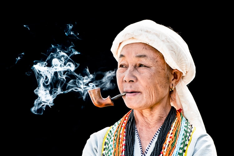 Mujer de la tribu de las colinas de Karin tomada durante un taller fotográfico de Chiang Mai