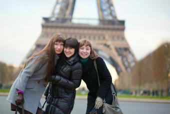 Estudiantes frente a la Torre Eiffel