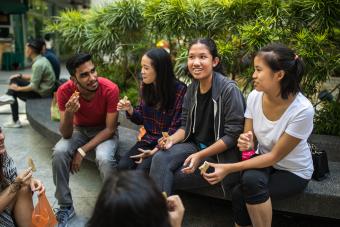 Estudiantes de intercambio que prueban nuevos alimentos