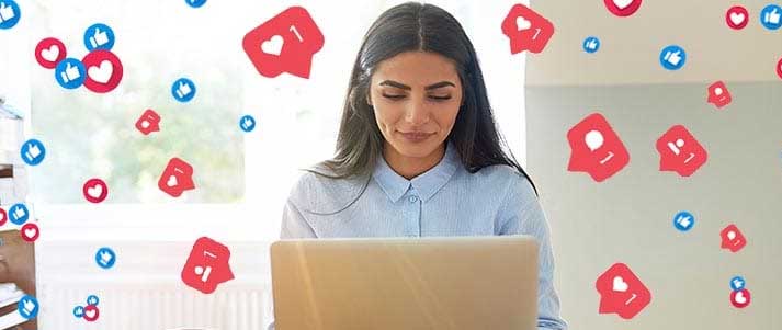 Mujer en el ordenador portátil con los medios de comunicación social le gusta y ama
